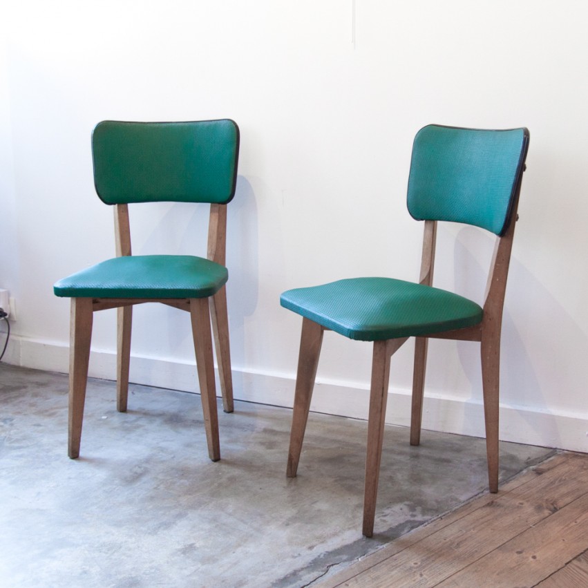 Paire de chaises en Skaï vert