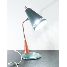 Petite lampe de bureau en fer, laiton et bois comportant un réflecteur conique aux perforations oblongues.