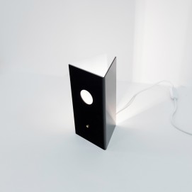 Lampe triangulaire en plexiglas noir et blanc de Thibaut Renesson Philipon