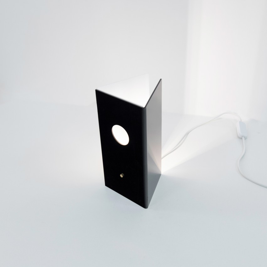 Lampe triangulaire en plexiglas noir et blanc de Thibaut Renesson Philipon