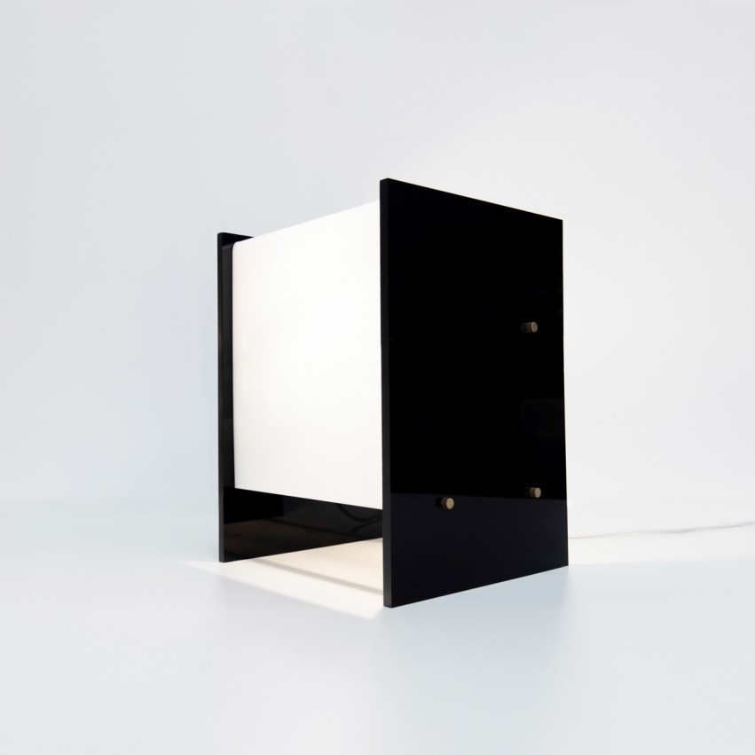 Lampe bipède en Plexiglas noir et blanc de Thibaut Renesson Philipon