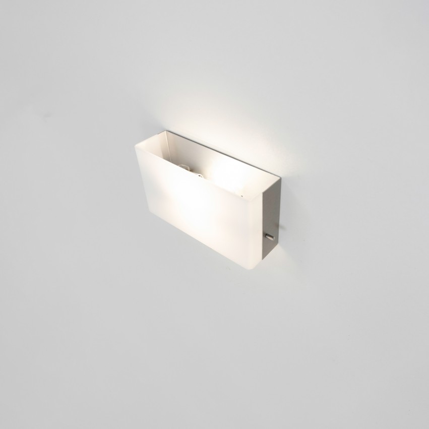 Applique en aluminium anodisé et écran de Plexiglas profilé de Thibaut Renesson Philipon