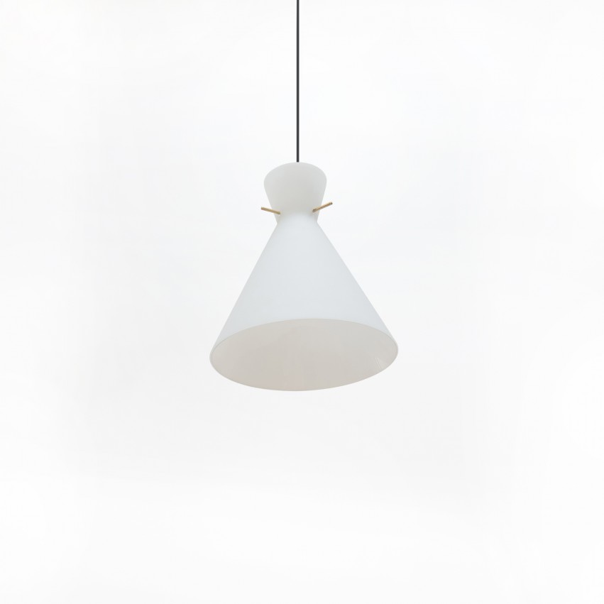 Suspension diabolo en verre opale et griffes en laiton des années 1950