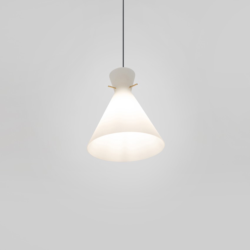 Suspension diabolo en verre opale et griffes en laiton des années 1950