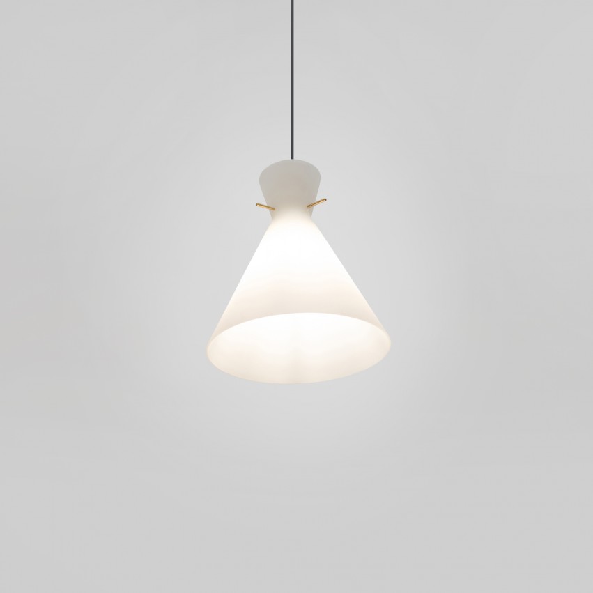 Suspension diabolo en verre opale et griffes en laiton des années 1950
