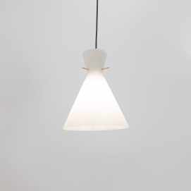 Suspension diabolo en verre opale et griffes en laiton des années 1950