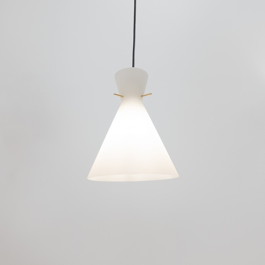 Suspension diabolo en verre opale et griffes en laiton des années 1950