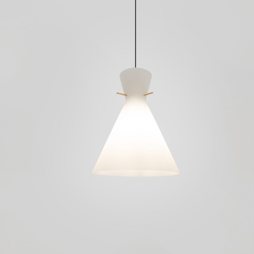 Suspension diabolo en verre opale et griffes en laiton des années 1950