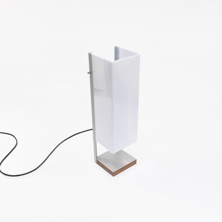 Lampe parallélépipédique faite d'un Plexiglas en porte-à-faux au-dessus d’un socle carré