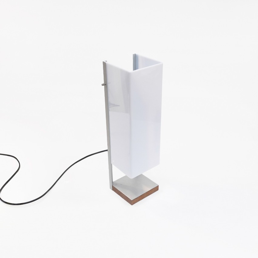 Lampe parallélépipédique faite d'un Plexiglas en porte-à-faux au-dessus d’un socle carré