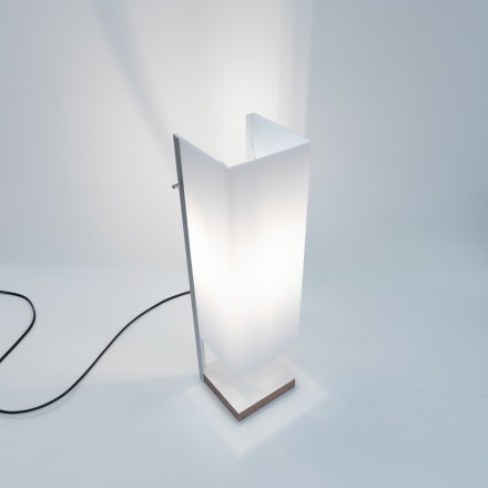 Lampe cubique en Plexiglas, bois et aluminium brossé