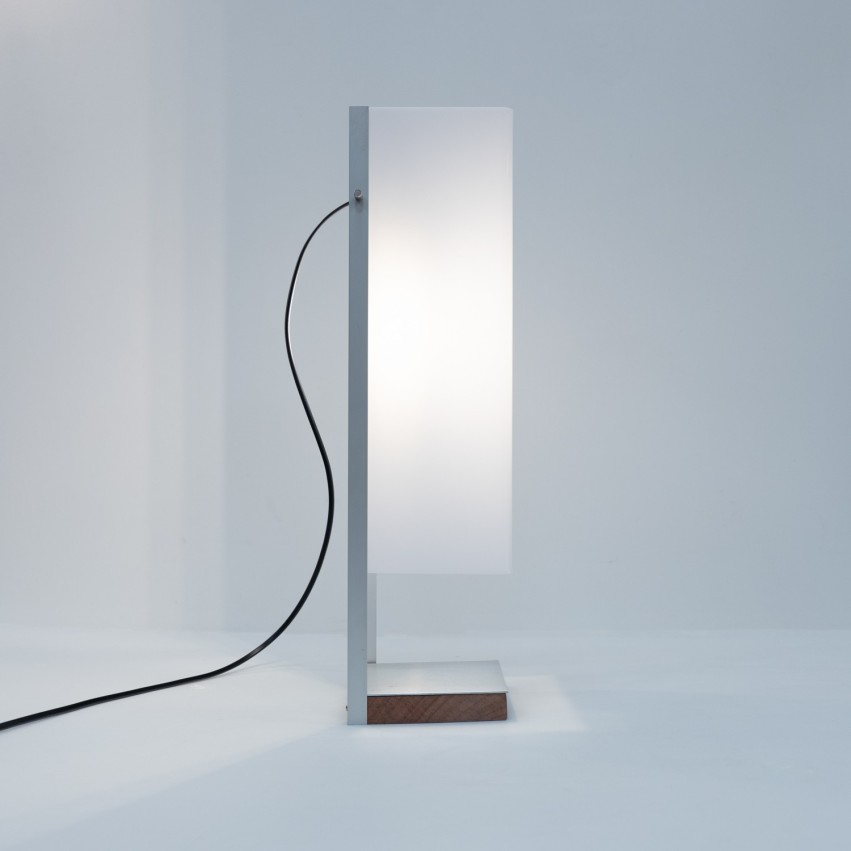 Lampe parallélépipédique faite d'un Plexiglas en porte-à-faux au-dessus d’un socle carré