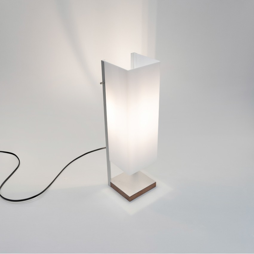 Lampe parallélépipédique faite d'un Plexiglas en porte-à-faux au-dessus d’un socle carré