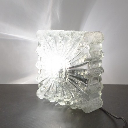Hublots parallélépipédiques en verre givré et gravé.