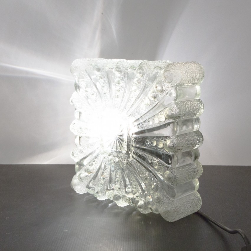 Hublots parallélépipédiques en verre givré et gravé.