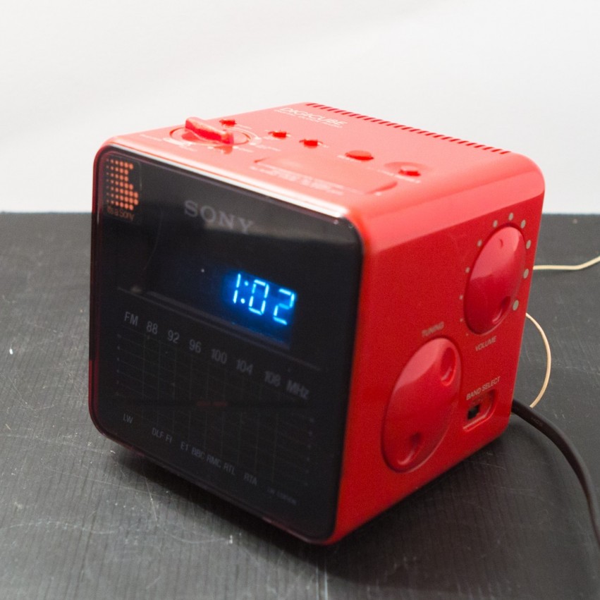 Radio-réveil Sony Digicube rouge ICF-C10W - 1980