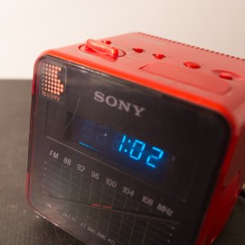 Radio-réveil Sony Digicube rouge ICF-C10W - 1980