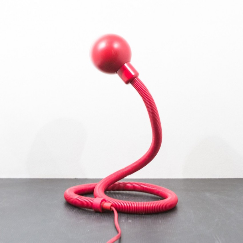 Pour acheter la lampe de table Hebi (serpent) réalisée par Isao Hosoe pour Valenti en 1970, c'est ici !