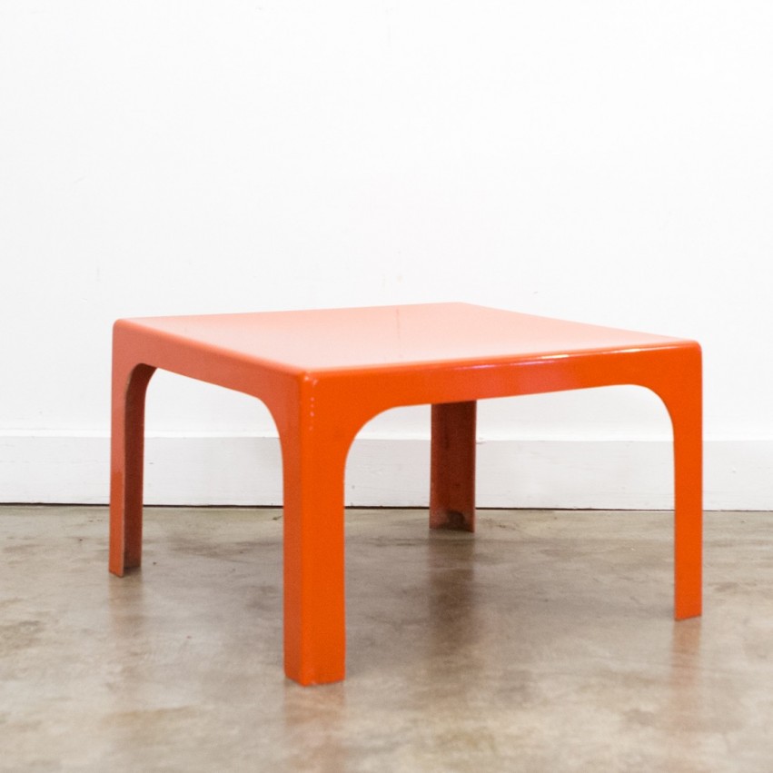 Table basse en plastique moulé orange