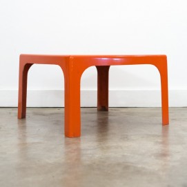 Table basse en plastique moulé orange