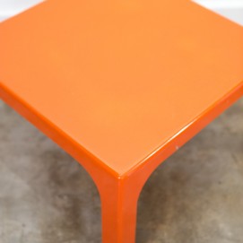 Table basse en plastique moulé orange