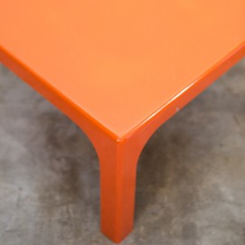 Table basse en plastique moulé orange