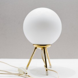 Lampe tripode en laiton et globe en verre opale