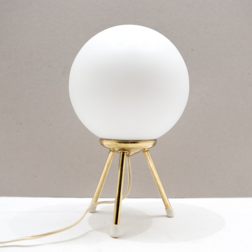 Lampe tripode en laiton et globe en verre opale