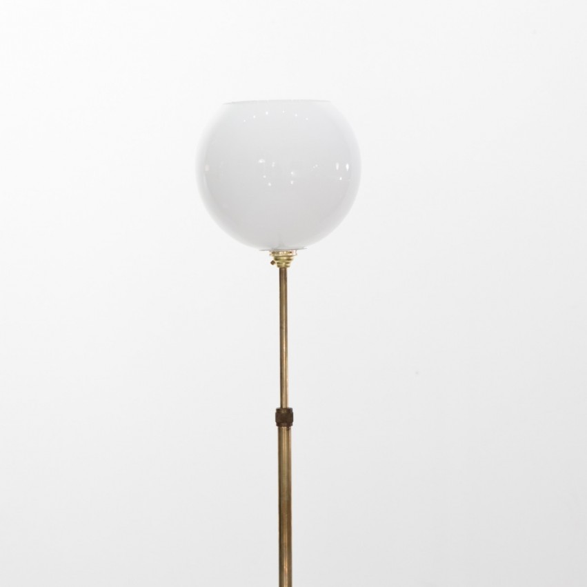Lampadaire ajustable en laiton et globe en verre