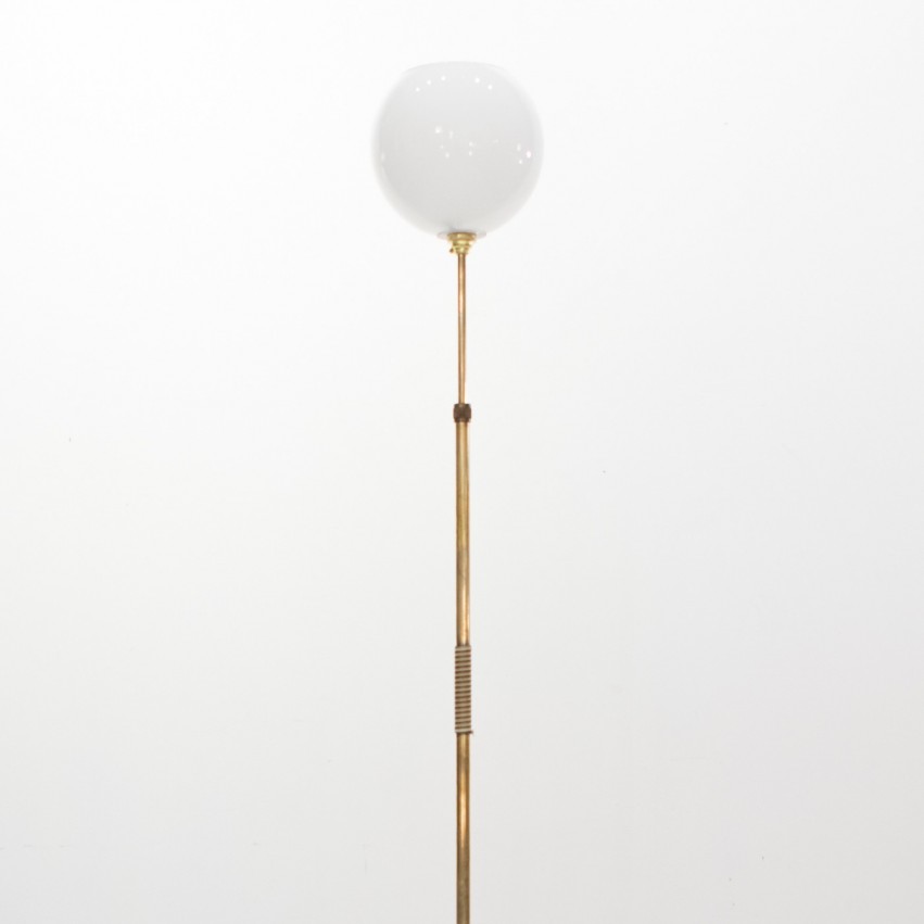 Lampadaire ajustable en laiton et globe en verre