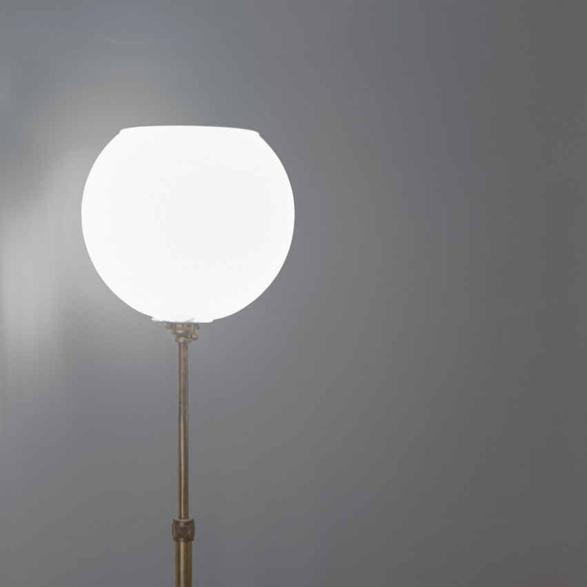 Lampadaire ajustable en laiton et globe en verre