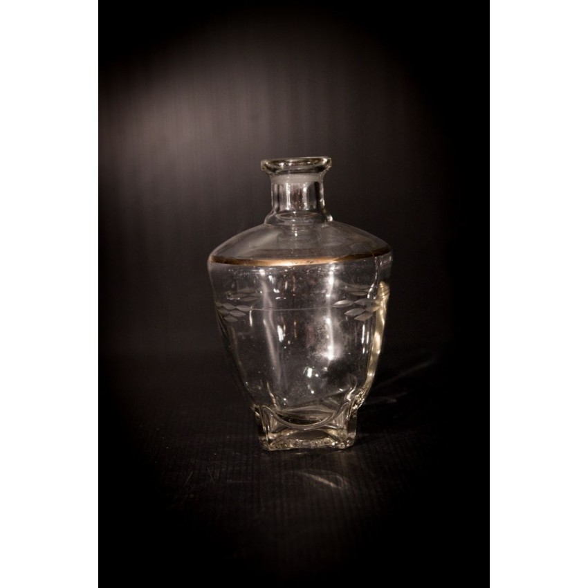 Carafe en verre liseré doré