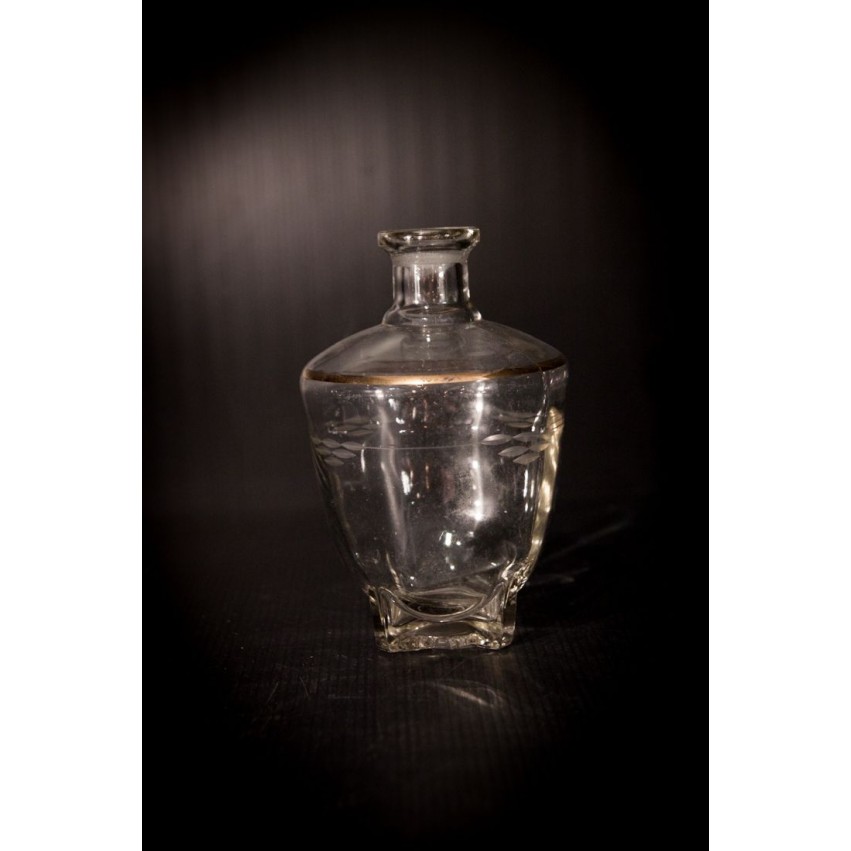 Carafe en verre liseré doré