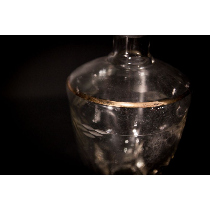 Carafe en verre liseré doré