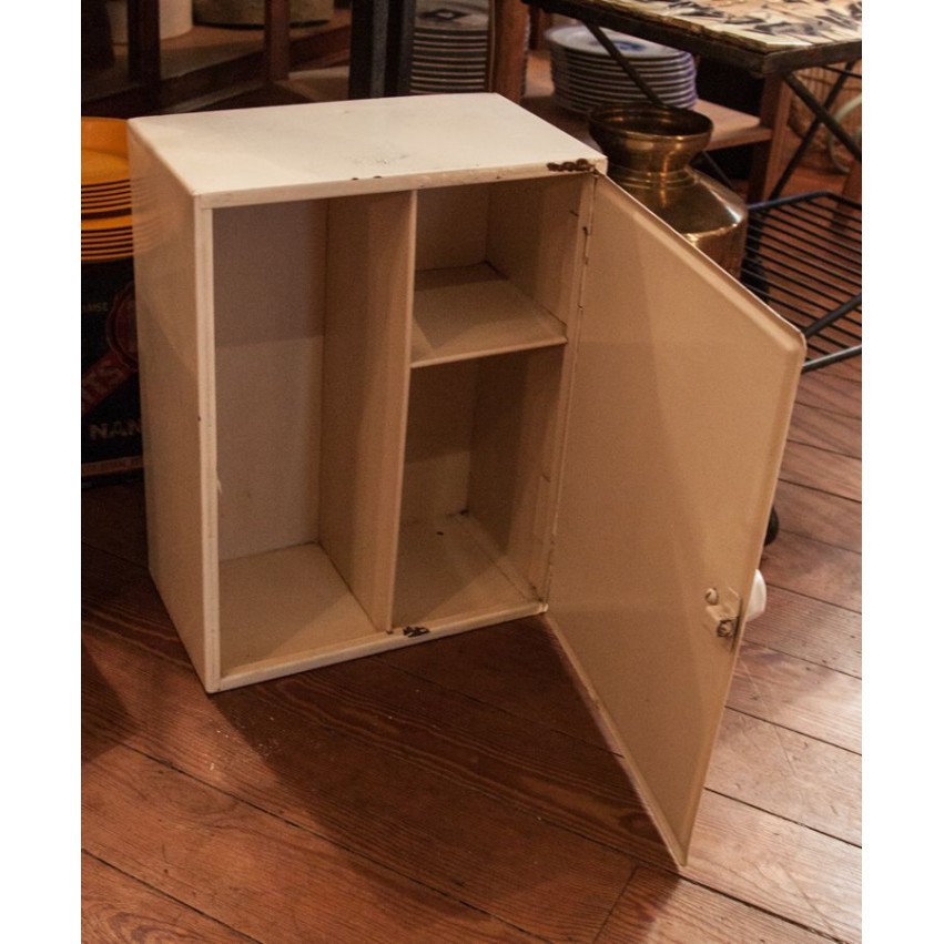 Armoire à pharmacie