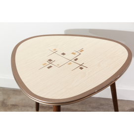 Table basse triangulaire et tripode (Formica et bois)